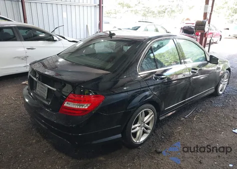 2014 Mercedes-Benz C 250 Sport z USA, uszkodzony, nr VIN WDDGF4HB7EG216619